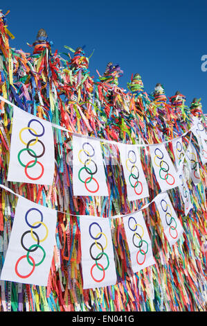 SALVADOR, BRÉSIL - 11 mars 2015 : drapeau olympique bunting se bloque devant un fond de bonne chance tiens brésilien des rubans. Banque D'Images