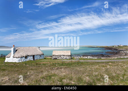 Croft House donnant sur la mer, îles de l'ouest de l'Ecosse Banque D'Images