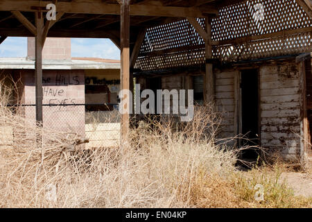 Une maison abandonnée à Bombay Beach, près d'une ville déserte, sur la côte de la mer de Salton, la Californie. Banque D'Images