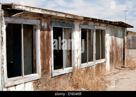 Une maison abandonnée à Bombay Beach, près d'une ville déserte, sur la côte de la mer de Salton, la Californie. Banque D'Images