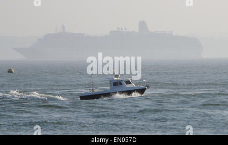 Avril 2015 Bateau de pêche Barracuda IV passe le P & O cruiseship Arcadia dans le Solent le brouillard. Pic Mike Walker, Mike Walker Photo Banque D'Images