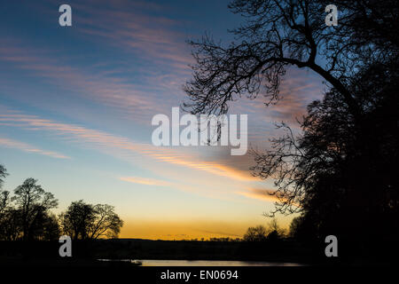 Coucher de soleil sur la rivière Dee à Lover's Walk, Culter, Aberdeen. Banque D'Images