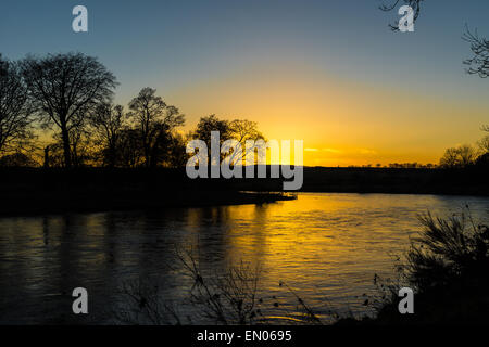 Coucher de soleil sur la rivière Dee à Lover's Walk, Culter, Aberdeen. Banque D'Images