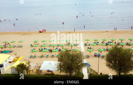 Rangées de parasols et chaises longues sur la plage animée à Marotta di Fano sur la Riviera Adriatique, Italie Banque D'Images