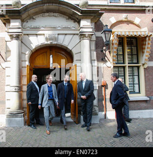 La Haye, Pays-Bas. Apr 24, 2015. Secrétaire d'État aux Finances Eric Wiebes est vu le conseil hebdomadaire des ministres vendredi. Credit : Willem Arriens/Alamy Live News Banque D'Images