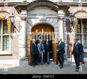 La Haye, Pays-Bas. Apr 24, 2015. Secrétaire d'État aux Finances Eric Wiebes est vu le conseil hebdomadaire des ministres vendredi. Credit : Willem Arriens/Alamy Live News Banque D'Images