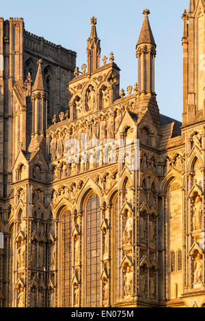 L'architecture de la cathédrale de Wells en fin d'après-midi du soleil. Somerset, Angleterre Banque D'Images