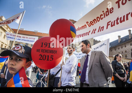 24 avril 2015 - Prague, Prague, République tchèque - garçon avec un ballon de la mémoire rouge du 100e anniversaire à Prague du génocide arménien par le gouvernement ottoman. (Crédit Image : © Celestino Arce/ZUMA/ZUMAPRESS.com) fil Banque D'Images