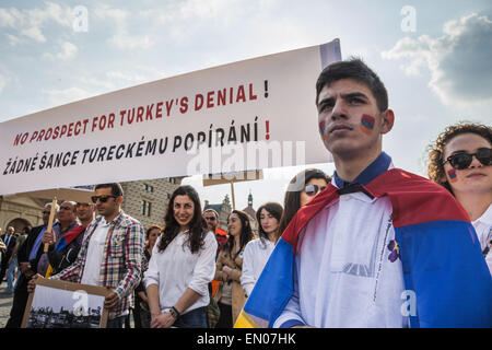 Prague, Prague, République tchèque. Apr 24, 2015. Manifestant avec un drapeau arménien sur ses épaules pendant la démonstration à Prague pour la mémoire du 100e anniversaire du génocide arménien par le gouvernement ottoman. © Celestino Arce/ZUMA/ZUMAPRESS.com/Alamy fil Live News Banque D'Images