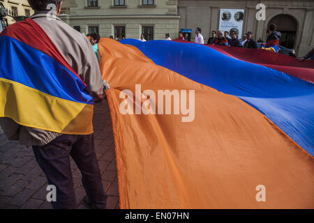 Prague, Prague, République tchèque. Apr 24, 2015. Propagation des manifestants un grand drapeau de l'Arménie au cours de la manifestation à Prague pour la mémoire du 100e anniversaire du génocide arménien par le gouvernement ottoman. © Celestino Arce/ZUMA/ZUMAPRESS.com/Alamy fil Live News Banque D'Images