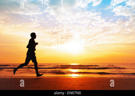 Vie saine et active, la silhouette de l'homme le jogging sur la plage Banque D'Images