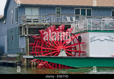 Roue à aubes Vintage traversier sur une rivière. Banque D'Images