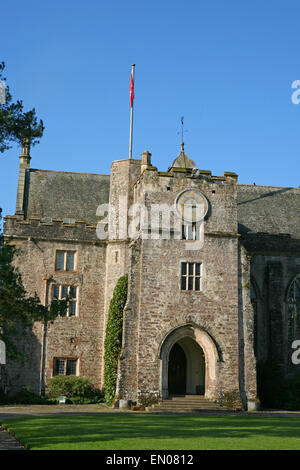 Maison et Jardins de Dartington Hall près de Buckfastleigh Devon, Angleterre au printemps. Banque D'Images