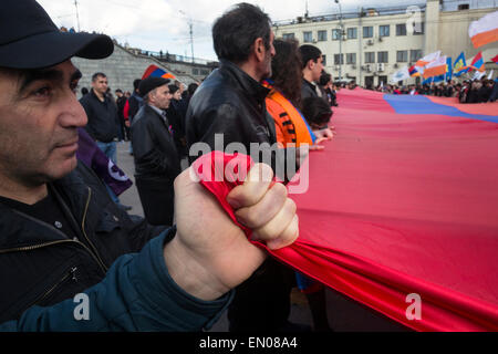 Moscou, Russie. Apr 24, 2015. D'origine arménienne de marquer le 100e anniversaire du génocide des Arméniens dans l'Empire Ottoman Crédit : Nikolay Vinokourov/Alamy Live News Banque D'Images