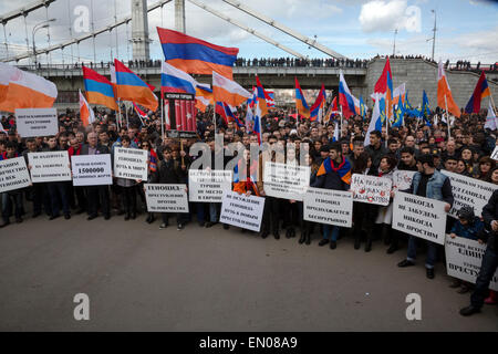 Moscou, Russie. Apr 24, 2015. D'origine arménienne de marquer le 100e anniversaire du génocide des Arméniens dans l'Empire Ottoman Crédit : Nikolay Vinokourov/Alamy Live News Banque D'Images