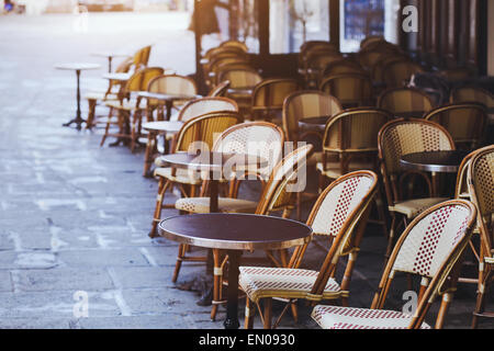 Café traditionnel à Paris avec terrasse ouverte, des tables rondes et des chaises en osier, France Banque D'Images