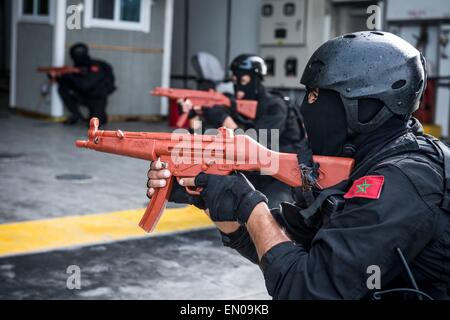 Commandos d'opérations spéciales de la Marine marocaine établir la sécurité lors d'une visite, un conseil, une perquisition et saisie percer à bord du transport maritime militaire commun de commande bateau à grande vitesse l'USNS lance lors de l'exercice saharienne Express le 22 avril 2015, dans le golfe de Guinée. Banque D'Images