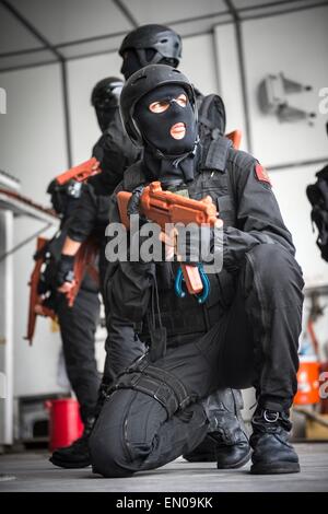 Commandos d'opérations spéciales de la Marine marocaine établir la sécurité lors d'une visite, un conseil, une perquisition et saisie percer à bord du transport maritime militaire commun de commande bateau à grande vitesse l'USNS lance lors de l'exercice saharienne Express le 22 avril 2015, dans le golfe de Guinée. Banque D'Images