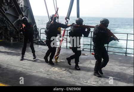 Commandos d'opérations spéciales de la Marine marocaine établir la sécurité lors d'une visite, un conseil, une perquisition et saisie percer à bord du transport maritime militaire commun de commande bateau à grande vitesse l'USNS lance lors de l'exercice saharienne Express le 22 avril 2015, dans le golfe de Guinée. Banque D'Images