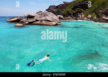 Snorkeling sur Similan dans la mer d'Andaman, Thaïlande Banque D'Images