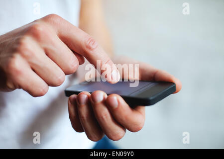 Hands holding smart phone Banque D'Images