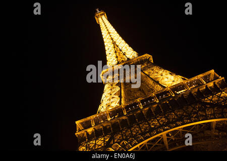 L'angle d'une vue sur la Tour Eiffel toute illuminée la nuit à Paris France. Banque D'Images