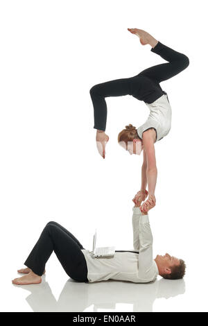 Les gens d'affaires acrobatiques en couple doing handstand Banque D'Images