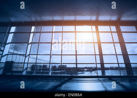 Mur de verre dans l'aéroport, l'intérieur d'affaires résumé floue Banque D'Images