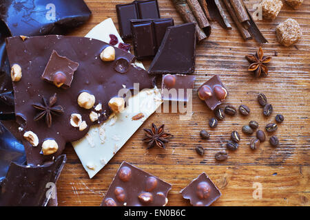 Chocolat, différents types de lait, chocolat noir et blanc sur fond de bois magnifique Banque D'Images