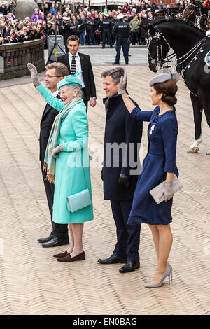 Copenhague, Danemark, avril16th, 2015. H. M. la Reine Margrethe (1er,L) et de la princesse Mary vagues aux spectateurs à la place de l'Hôtel de ville de Copenhague Banque D'Images