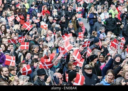 Copenhague, Danemark, avril16th, 2015. Les spectateurs de la place de l'Hôtel de ville de Copenhague en attente de la Reine Margrethe de comparaître à l'Hôtel de Ville balcon à l'occasion de son soixante-cinquième anniversaire. Banque D'Images