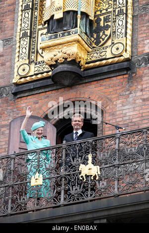 Copenhague, Danemark, avril16th, 2015. La reine Margrethe brandit depuis le balcon à l'Hôtel de ville pour les spectateurs à la place à l'occasion de son soixante-cinquième anniversaire. Sur son côté gauche, M. Frank Jensen, maire de Copenhague Banque D'Images
