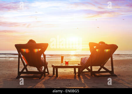 Heureux couple luxe coucher du soleil sur la plage pendant les vacances d'été Banque D'Images