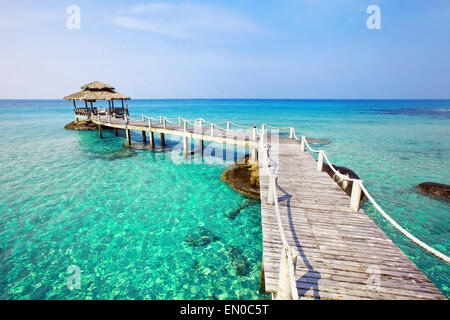 Beau paradis plage tropicale avec de l'eau transparent turquoise Banque D'Images