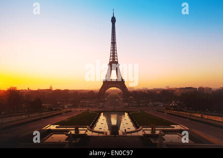 Beau lever de soleil sur la Tour Eiffel, vue panoramique de Paris, France Banque D'Images