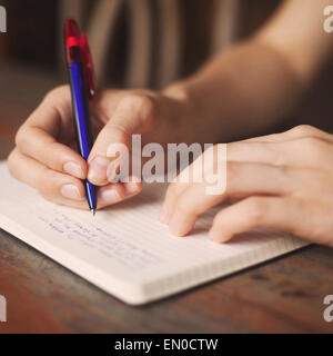 Kid écrit dans le bloc-notes Banque D'Images