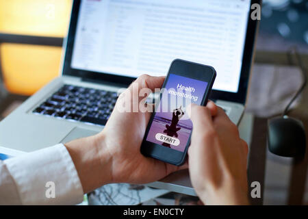 En utilisant l'application de surveillance de la santé sur le smartphone. Banque D'Images