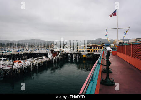 Vue sur les bateaux dans le port depuis le Fisherman's Wharf, à Monterey, Californie. Banque D'Images