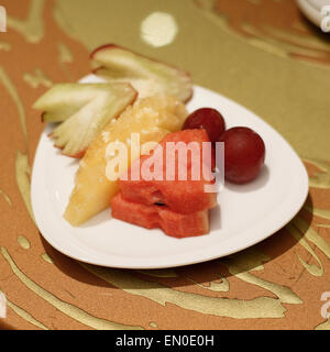 Fruits pelés pommes rose pastèque ananas et raisin Banque D'Images