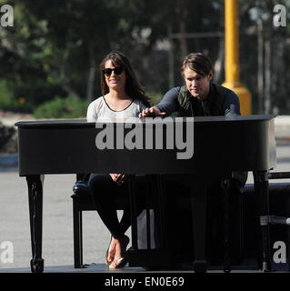 L'actrice Lea Michele joue du piano et chante ses poumons avec la star Chord Overstreet sur un duo chanson pour l'un de leurs épisodes de la finale leur hit show 'Glee' de filmer à un parc à Whittier Ca. Avec : Lea Michele,Chord Overstreet Où : Whittier, California, United States Quand : 20 Oct 2014 Banque D'Images