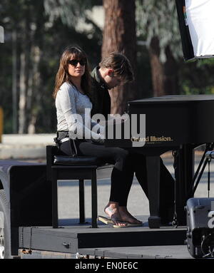 L'actrice Lea Michele joue du piano et chante ses poumons avec la star Chord Overstreet sur un duo chanson pour l'un de leurs épisodes de la finale leur hit show 'Glee' de filmer à un parc à Whittier Ca. Avec : Lea Michele,Chord Overstreet Où : Whittier, California, United States Quand : 20 Oct 2014 Banque D'Images