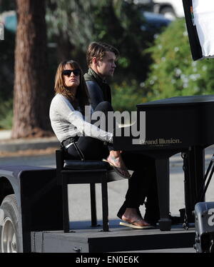 L'actrice Lea Michele joue du piano et chante ses poumons avec la star Chord Overstreet sur un duo chanson pour l'un de leurs épisodes de la finale leur hit show 'Glee' de filmer à un parc à Whittier Ca. Avec : Lea Michele,Chord Overstreet Où : Whittier, California, United States Quand : 20 Oct 2014 Banque D'Images