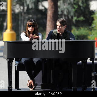 L'actrice Lea Michele joue du piano et chante ses poumons avec la star Chord Overstreet sur un duo chanson pour l'un de leurs épisodes de la finale leur hit show 'Glee' de filmer à un parc à Whittier Ca. Avec : Lea Michele,Chord Overstreet Où : Whittier, California, United States Quand : 20 Oct 2014 Banque D'Images