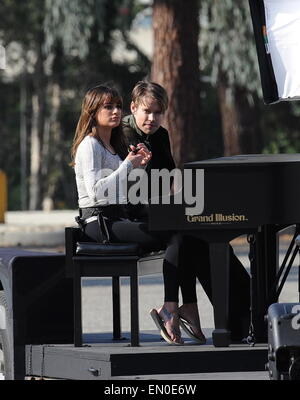 L'actrice Lea Michele joue du piano et chante ses poumons avec la star Chord Overstreet sur un duo chanson pour l'un de leurs épisodes de la finale leur hit show 'Glee' de filmer à un parc à Whittier Ca. Avec : Lea Michele,Chord Overstreet Où : Whittier, California, United States Quand : 20 Oct 2014 Banque D'Images