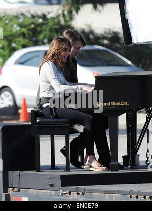 L'actrice Lea Michele joue du piano et chante ses poumons avec la star Chord Overstreet sur un duo chanson pour l'un de leurs épisodes de la finale leur hit show 'Glee' de filmer à un parc à Whittier Ca. Avec : Lea Michele,Chord Overstreet Où : Whittier, California, United States Quand : 20 Oct 2014 Banque D'Images