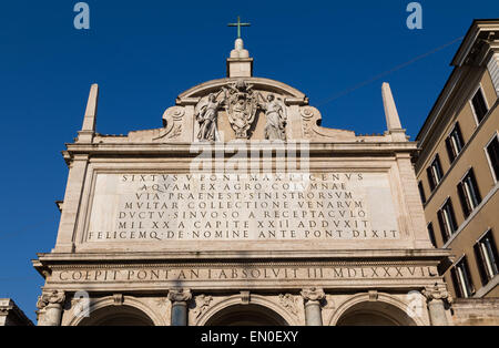 Une partie de la Fontaine de Moïse (Fontana dell'Acqua Felice) dans le centre de Rome au cours de la journée Banque D'Images