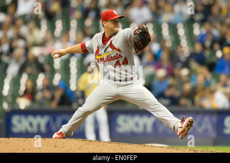 24 avril 2015 : Saint Louis Cardinals relief pitcher Trevor Rosenthal # 44 offre un emplacement dans le 9ème manche du jeu de la Ligue Majeure de Baseball entre les Brewers de Milwaukee et les Cardinals de Saint-Louis au Miller Park de Milwaukee, WI. Cardinaux vaincre les Brewers 3-0. John Fisher/CSM Banque D'Images