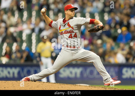 24 avril 2015 : Saint Louis Cardinals relief pitcher Trevor Rosenthal # 44 offre un emplacement dans le 9ème manche du jeu de la Ligue Majeure de Baseball entre les Brewers de Milwaukee et les Cardinals de Saint-Louis au Miller Park de Milwaukee, WI. Cardinaux vaincre les Brewers 3-0. John Fisher/CSM Banque D'Images