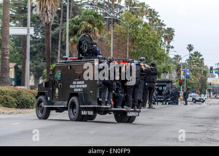 Los Angeles CA, USA 24 avril 2015 Les membres de l'équipe SWAT de la police de Los Angeles lors d'une heures avec un homme avec un fusil qui a été prise de vue depuis un balcon Crédit : Chester Brown/Alamy Live News Banque D'Images