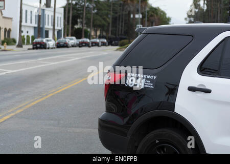 Los Angeles CA, USA 24 avril 2015 Los Angeles Voiture de police bloque la circulation pendant une heure de temps avec un homme avec un fusil qui a été prise de vue depuis un balcon Crédit : Chester Brown/Alamy Live News Banque D'Images